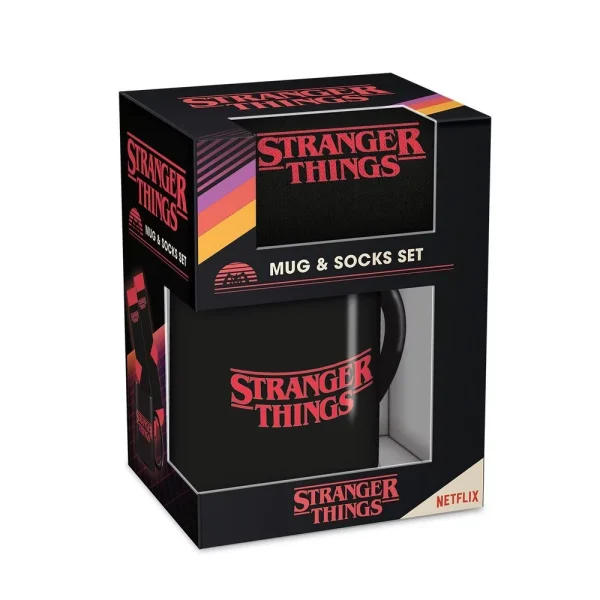 Stranger Things Mug & Socks Set Logo - Stranger Things logos bögre és zokni (EU méret: 41-45)